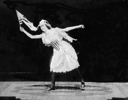 Annabelle dans la danse du drapeau