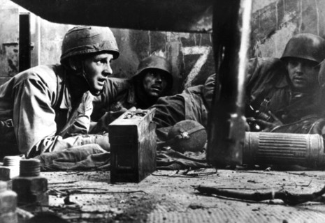 Sur le front de l'est, parachutistes et grenadiers allemands dans un poste avancé