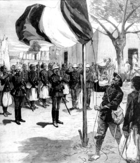 Mali. La prise de Tombouctou. Le drapeau français est hissé sur la grande place