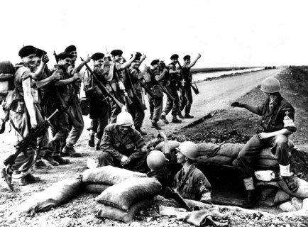 Les troupes danoises des forces armées de l'O.N.U. reprennent les postes avancés que les unités britanniques laissent dans le secteur du Canal de Suez