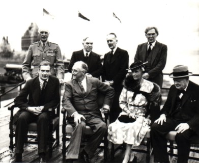 Conférence de Québec. Eden, Roosevelt, Mme Churchill (?) et Churchill