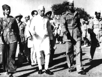 Nehru entouré de soldats volontaires