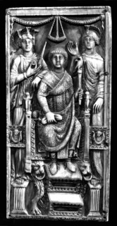 The Roman consul, in triomphal dress, between the personifications of Rome and Constantinople