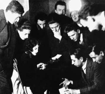 Groupe de surréalistes chez Simone Breton (Philippe Soupault, 2ème à gauche)