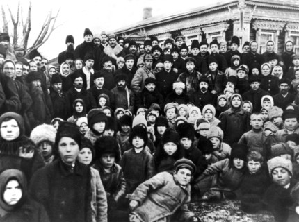 November 1920, Lenin and N.K. Kroupskaya with a group of farmers, during the inauguration of the Kashinskarfa power plant