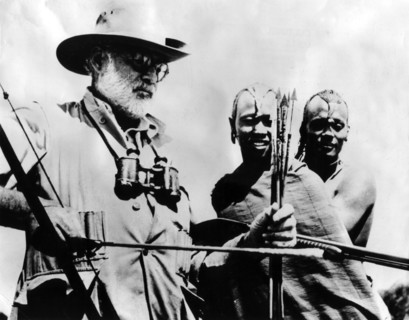 Ernest Hemingway essaye des armes africaines