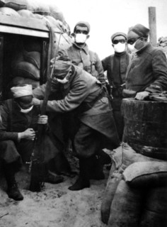 A Nieuport, dans une tranchée française. Zouaves munis de masques contre des gaz asphyxiants