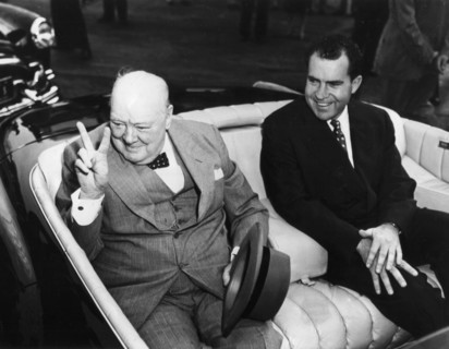 Après son arrivée à Washington, Winston Churchill quitte l'aéroport en compagnie de Richard Nixon (vers 1960)