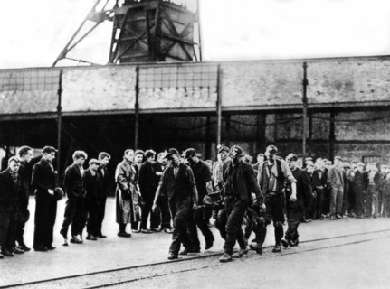 Evacuation d'un blessé après l'explosion d'une mine à Kinghill (décembre 1934)