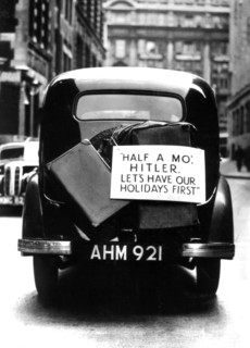 Londres. Automobile portant un écriteau : "Attends un peu Hitler, nos vacances d'abord"