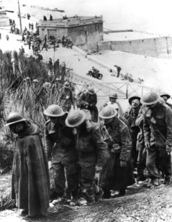 Dunkirk. French and British soldiers leaving the beaches (1940)