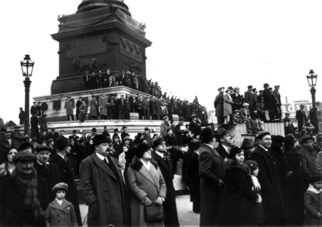 Manifestation du Front Populaire à Paris en février 1936