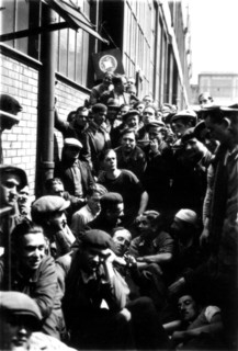 Pendant la grève, des ouvriers écoutent de la musique dans les usines, 1936