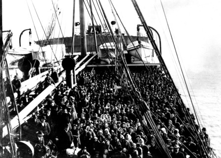 Photographie de E. Levick. Emigrants arrivant aux Etats-Unis