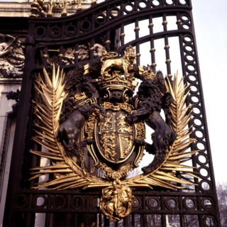 Palais de Buckingham : L'écusson royal