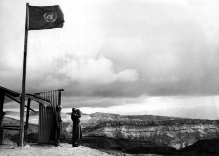 O.N.U.. Soldats yougoslaves à leur poste d'observation de Ras el Nagb, dans le désert du Sinaï
