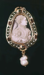 Cameo with pearls: Mary Stuart
