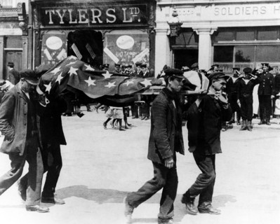 Drapeau américain recouvrant le cercueil d'un américain tué lors du torpillage du Lusitania