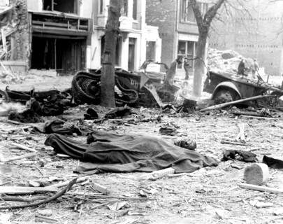 Une rue de Bastogne après un bombardement des forces aériennes allemandes