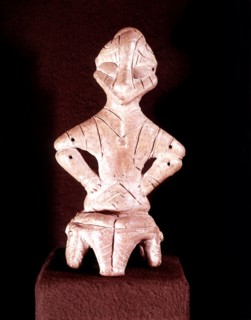 Terre cuite néolithique récent, Statue assise sur un trône