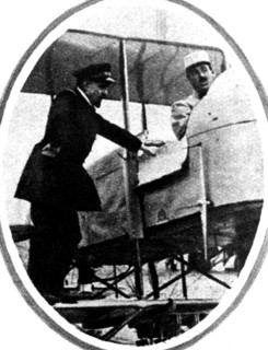 Louis Jaurès (frère cadet de Jean Jaurès) montant en biplan