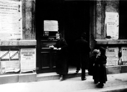 Distribution of restriction cards for the coal in Paris