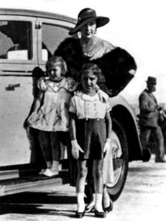 Affaire Stavisky : Mme Stavisky et ses enfants à Cannes