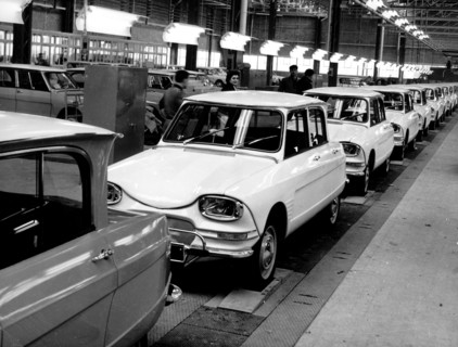 Atelier de montage de l'Ami 6 à l'usine Citroën de Rennes-la-Janais