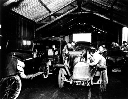 Assembly plant in the beginning of the car industry