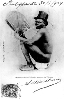 Carte postale raciste. "Les progrès de la civilisation au centre de l'Afrique"