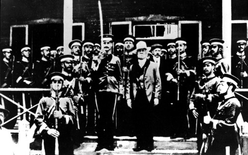 The day after his resignation, ex-président Porfitio Diaz arrives in Veracruz under the protection of Victoriano Huerta. Accompanied in the photo by, among others, Inigo Noriega, Théodoro Detresa, Gen...