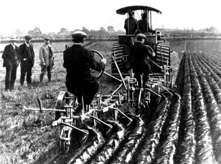 La machine va révolutionner l'agriculture : Train de deux charrues à versoirs remorqué par un tracteur à vapeur