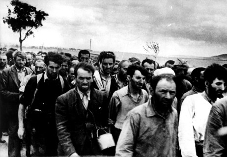 Juifs en route pour un camp de concentration