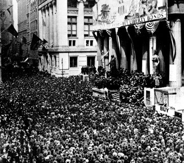 La foule acclame les vétérans du général Pershing à la vente de bons pour l'emprunt de guerre