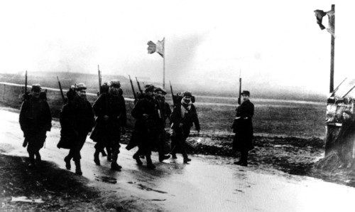 French patrol taking over from the other patrol and going to the front