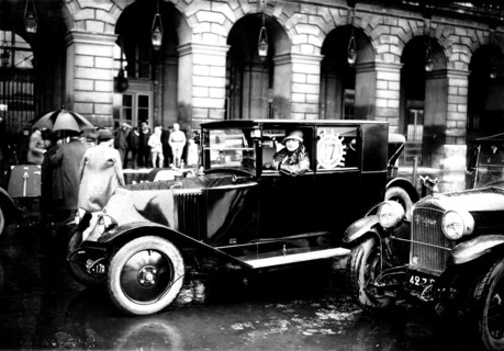 Mrs. Bargy in Paris, at the departure of the women's car race
