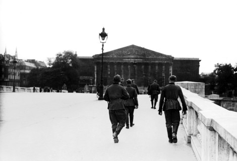 German soldiers walking on the Concorde bridge in Paris