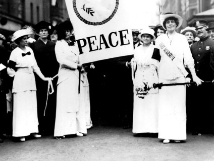 Women demonstrating against the World War I