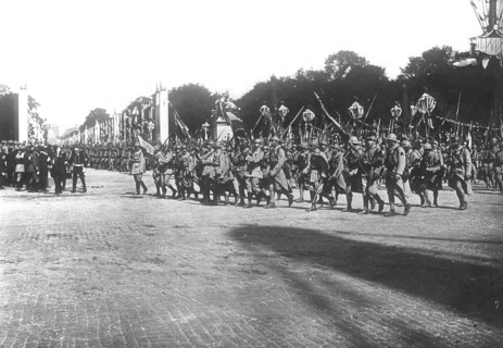 Le défilé de la victoire sur la place de la Concorde à Paris, 1919