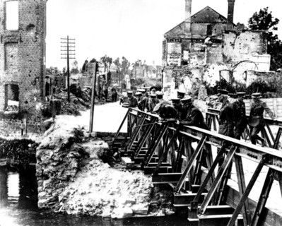 Le roi d'Angleterre, George V et le Prince de Galles sur les ruines du pont de Péronne (Somme)