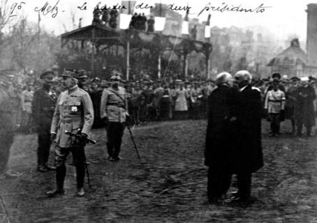 Poincaré and Clémenceau embracing each other in Reims