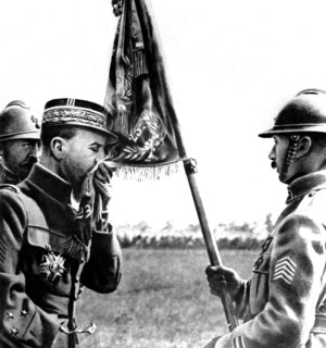 Le général Gouraud baise le drapeau de l'un de ses régiments