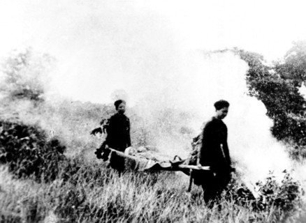 Femmes vietnamiennes bravant le feu des soldats français (1954)