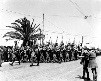 Des enfants français saluent les troupes coloniales à Tunis (1943)