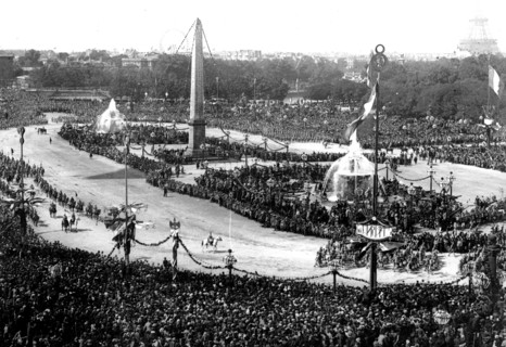 Le défilé de la victoire à Paris : Le maréchal Pétain sur la Place de la Concorde