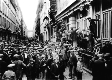 Edition spéciale de journaux attendue par la foule