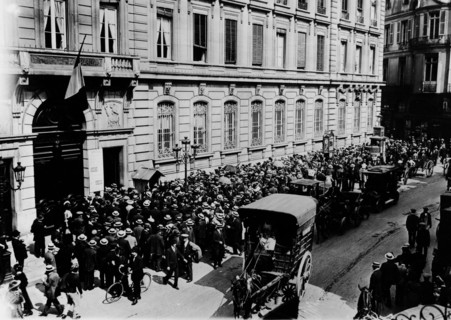 La foule massée devant la Banque de France, 1914