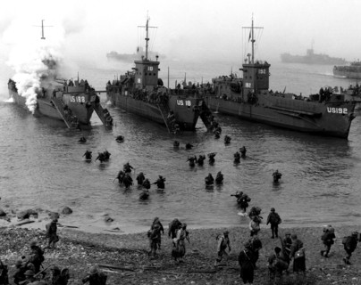 The 9th Colonial Infantry Division landing from a LCI, 1944