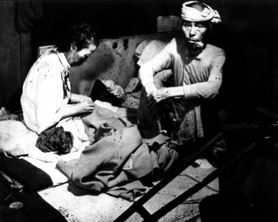 Victimes de la bombe atomique d'Hiroshima, dans la ville infestée de mouches