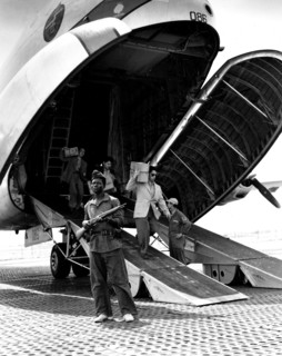 Dans un aéroport en Indochine, le personnel français débarque d'un "Globemaster" (1954)